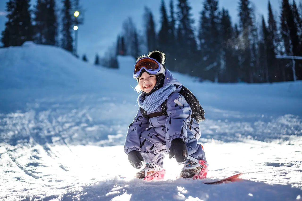 dziecko na snowboardzie